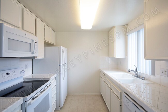 Building Photo - *OPEN HOUSE: 5/4 10-11AM* La Jolla 2 Br wi...