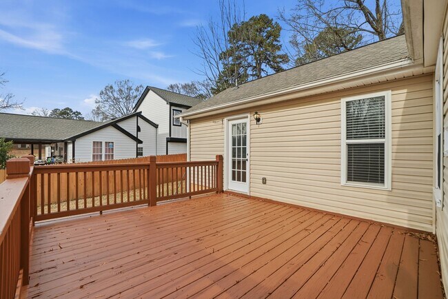 Building Photo - 3 Bedroom Home with a deck in Plaza-Midwood!