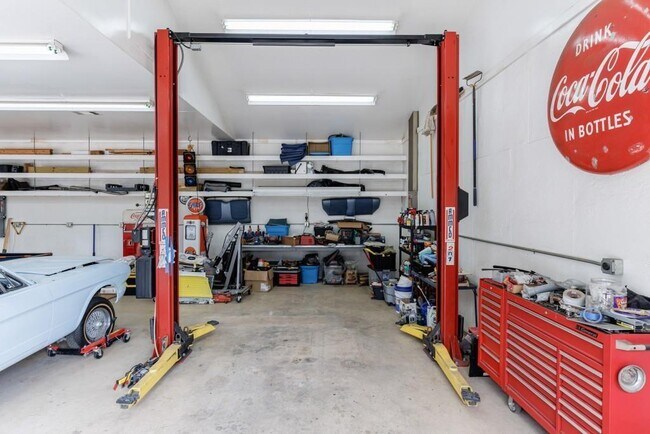 Building Photo - 390 Alpine Dr