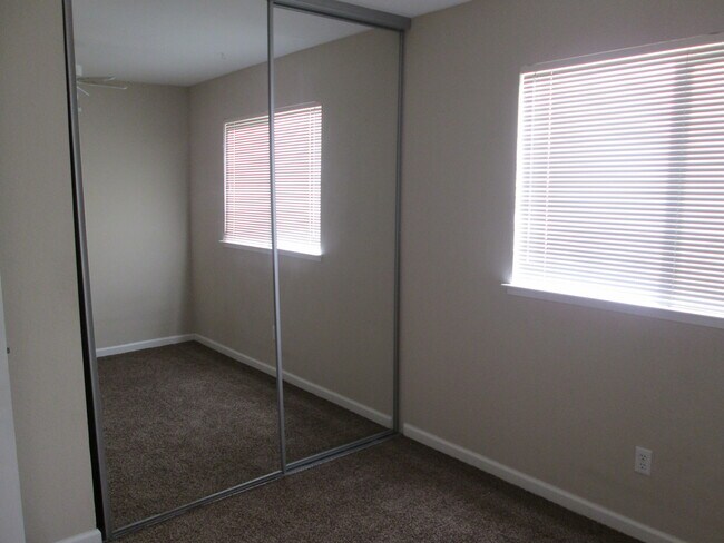 Building Photo - Cozy Living in the Heart of Brentwood