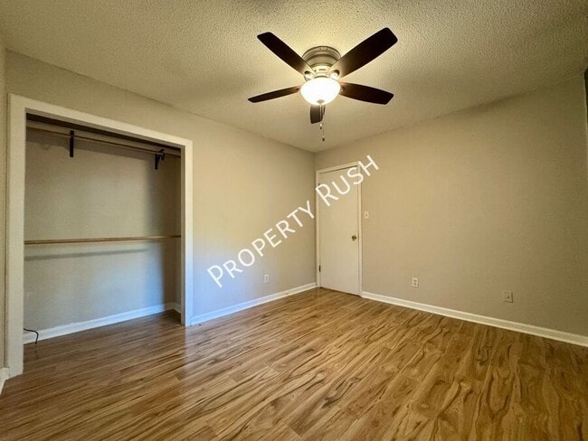 Building Photo - 1110 Fernway Cir