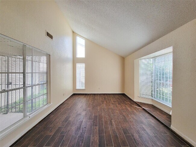 Building Photo - "Charming 3-Bed, 2-Bath Gem in Missouri City - Your Ideal Home Awaits!"