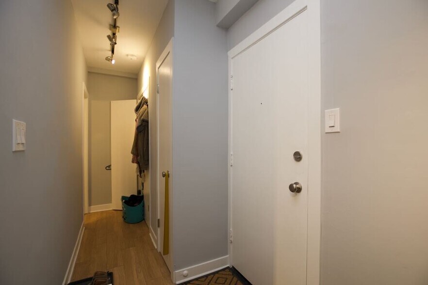 Building Photo - 549 W Belmont Ave