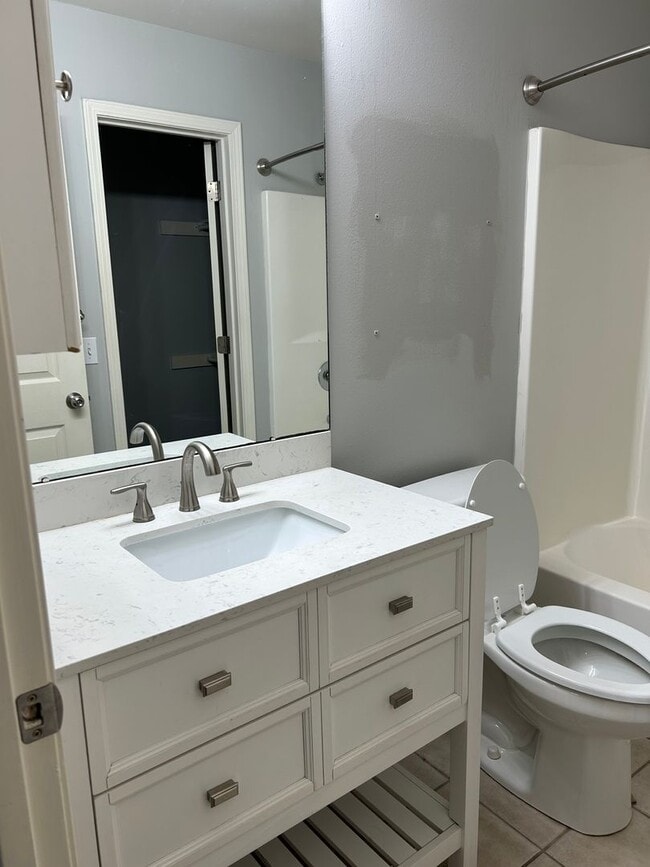 Building Photo - 904 E 5th St