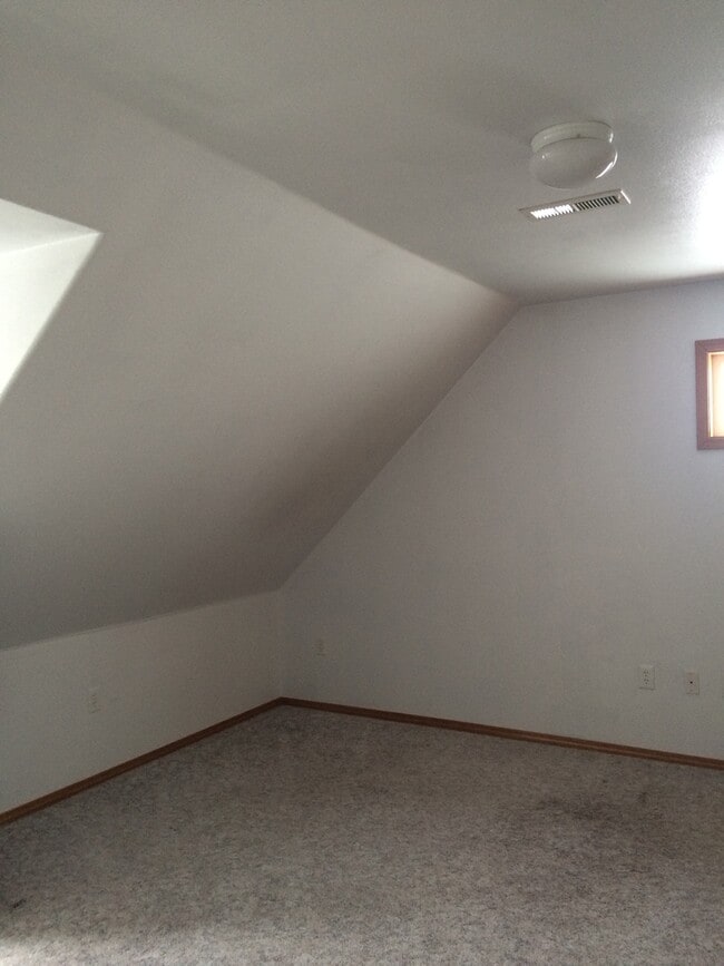 Building Photo - 4 Bd/2.5 Ba located on Pioneer Hill!