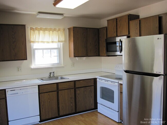 Building Photo - 3238 Alpine Dr