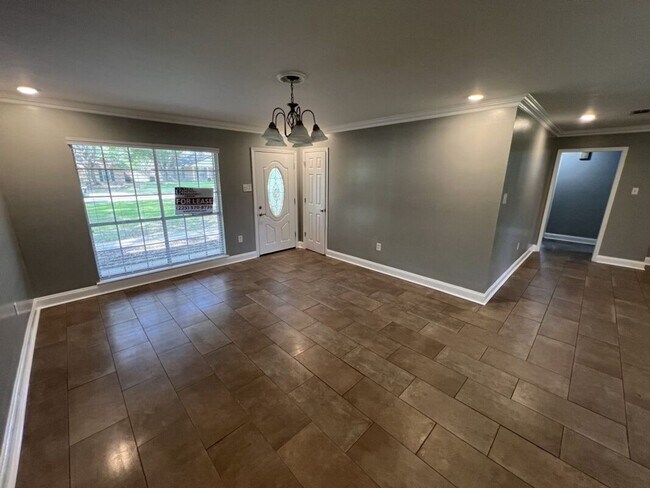 Building Photo - Charming 3 Bedroom Home in a Prime Zachary Location & School District!