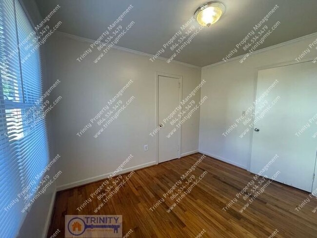 Building Photo - Bright and Sunny 3-bedroom, 1-bathroom Hom...