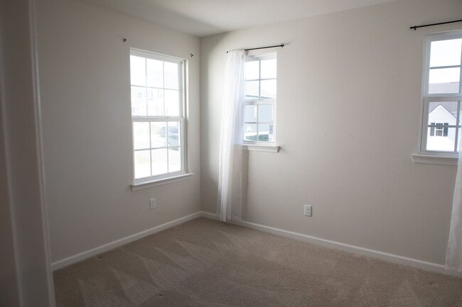 Building Photo - 4 Bedroom, 2.5 Bath Home w/ Fenced Backyard and 2 Car Garage