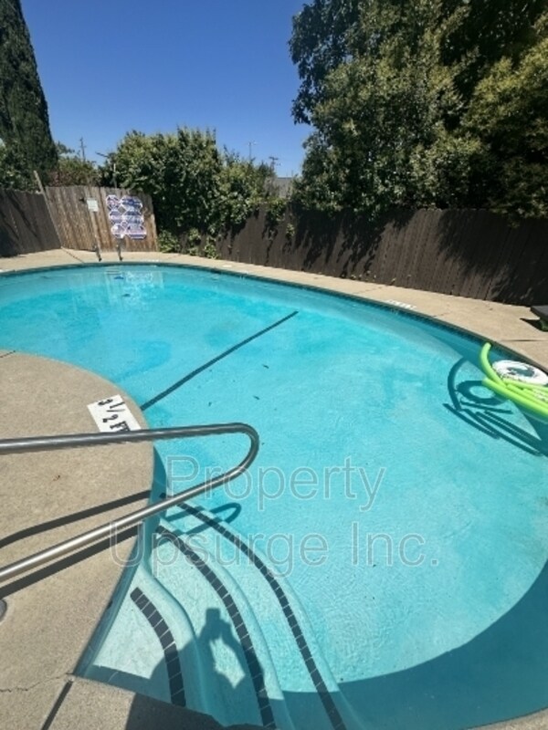 Building Photo - 330 Bird St