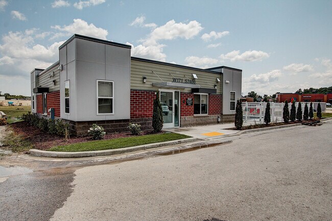 Building Photo - w171s7404 Lannon Dr