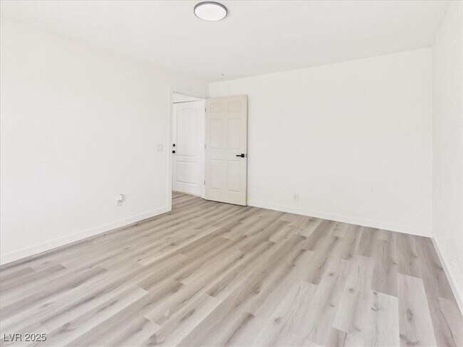 Building Photo - 5610 N Linda St