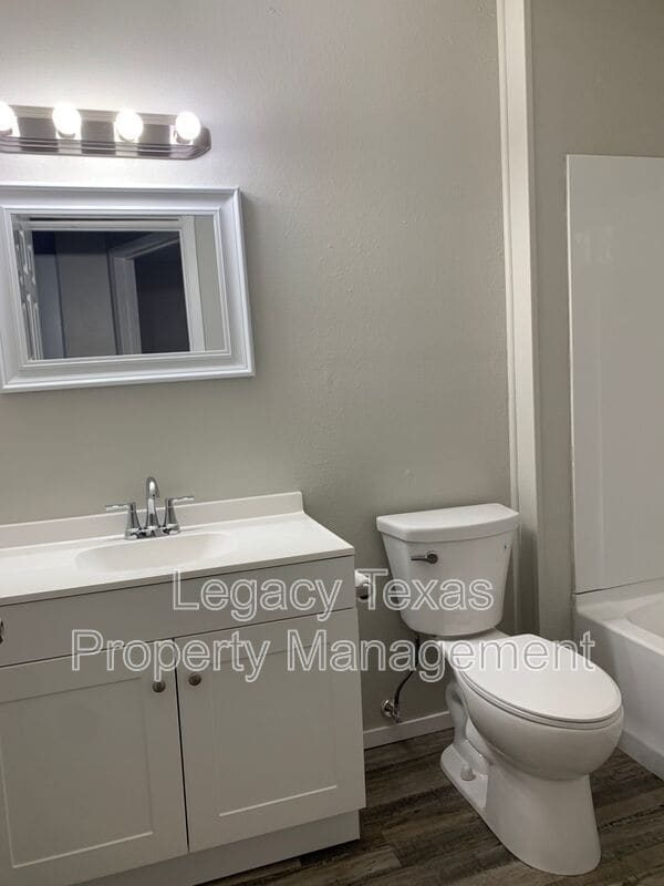 Building Photo - 1410 Courtney Pl