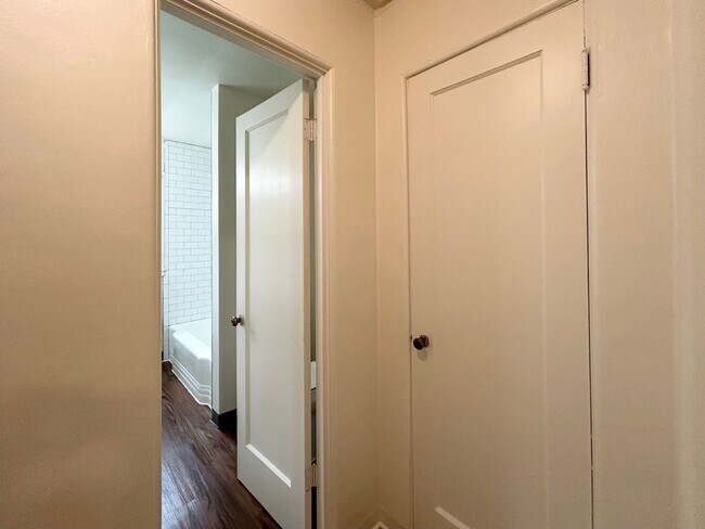Building Photo - One Bed, One Bath, Vintage Charmer!