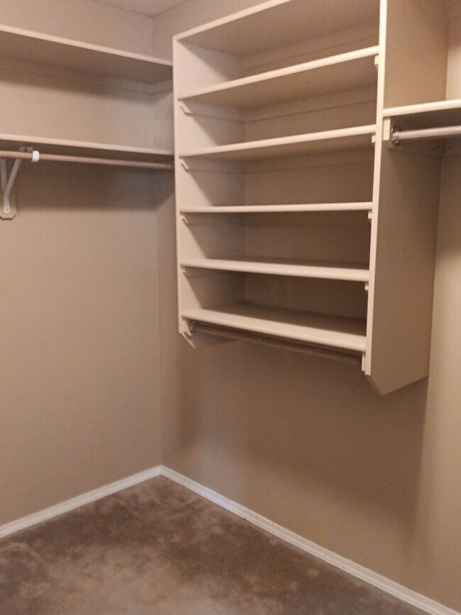 Building Photo - 4 Bedroom, 2 Bathroom! Lovely Home!