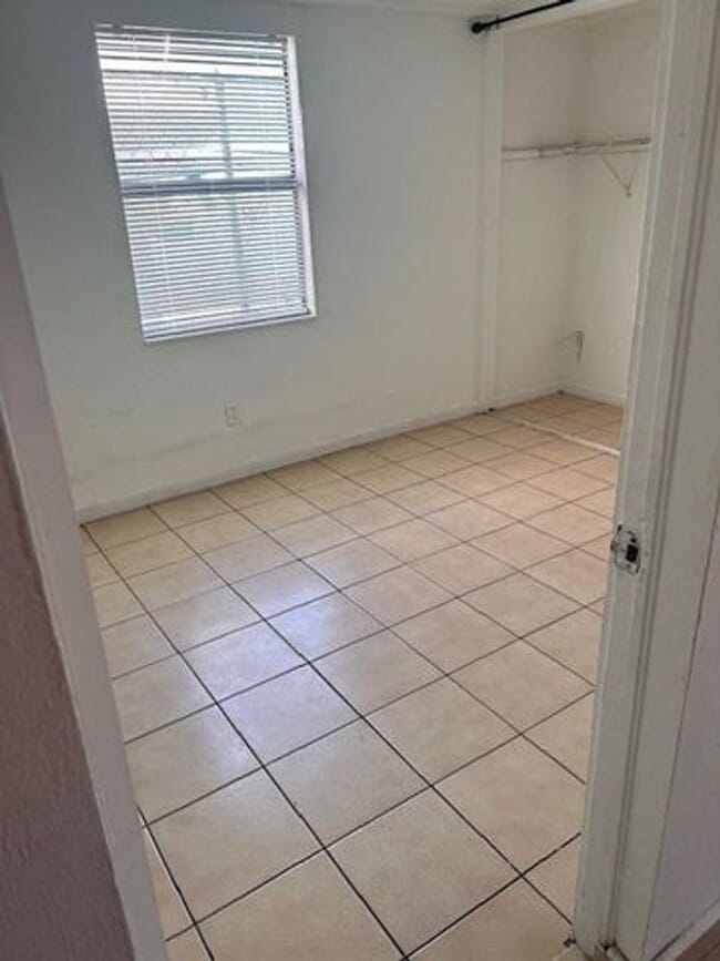 Building Photo - 1214 Highview Rd