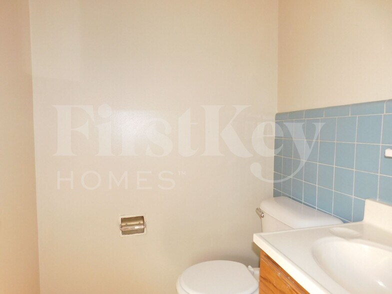 Building Photo - 4896 Lochinvar Dr