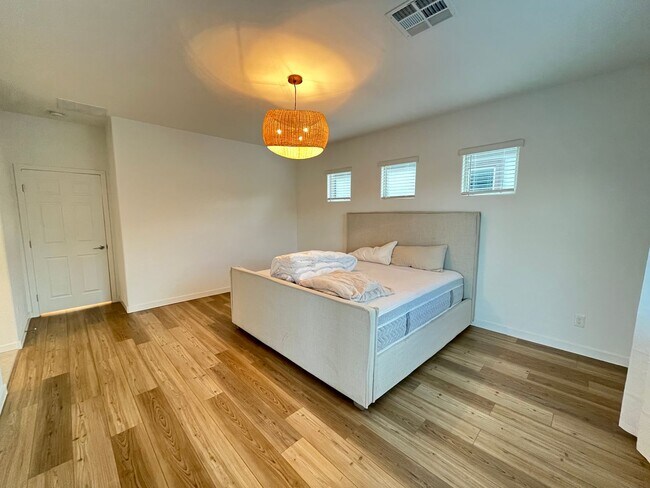 Building Photo - Stunning 3 Bedroom 3 Bathroom in Summerlin...