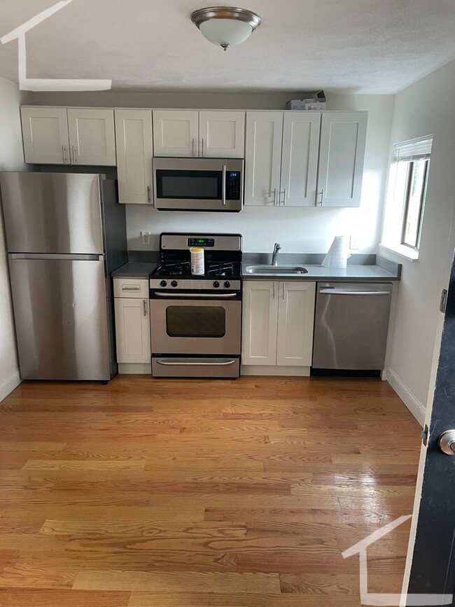 Primary Photo - Beautiful 1 Bed Right In The Heart Of Walt...