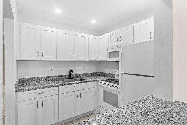 Building Photo - 52 Kingswood E