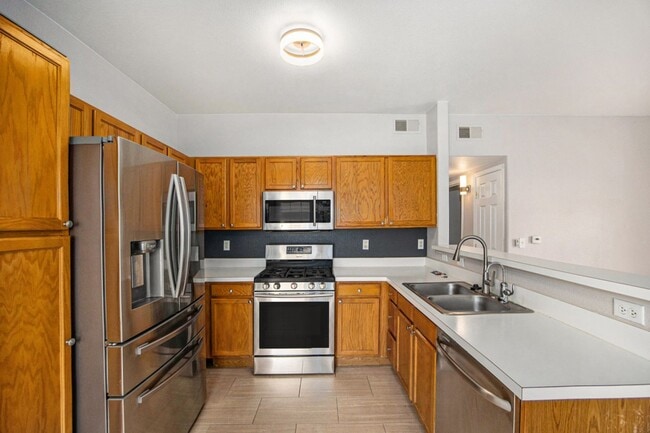 Building Photo - Light and Bright Condo in East Denver