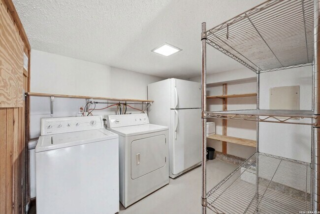 Building Photo - 2681 Lakeview Dr