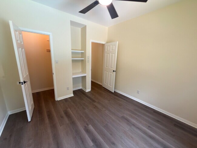 Building Photo - 3 bed 2 bath 2 car garage & pool.
