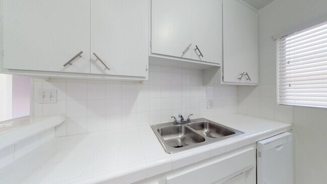 Building Photo - 351 S Manhattan Pl