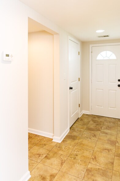 Building Photo - 116 America St