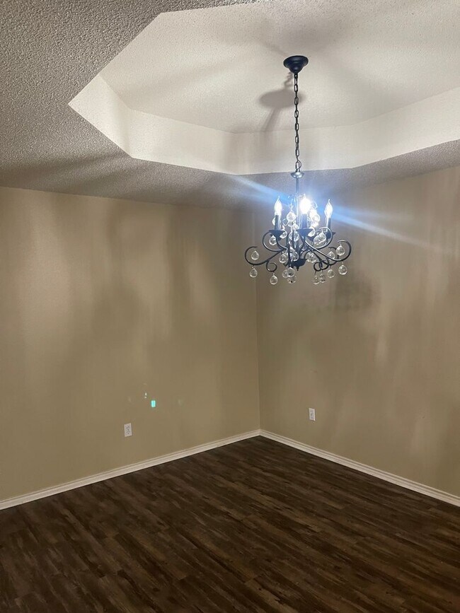 Building Photo - Spacious Duplex