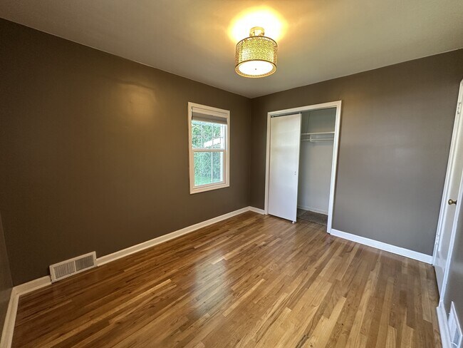 Building Photo - 1376 Darling St