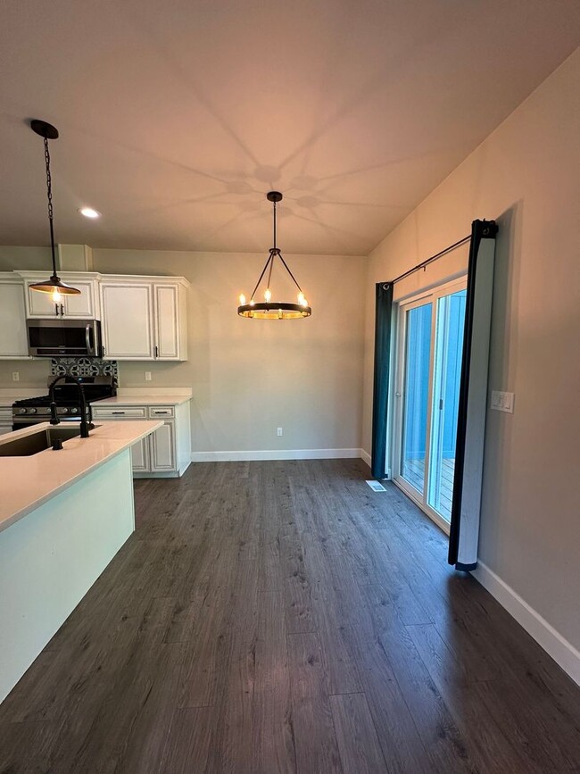 Building Photo - 6585 Beverly Hills Cir