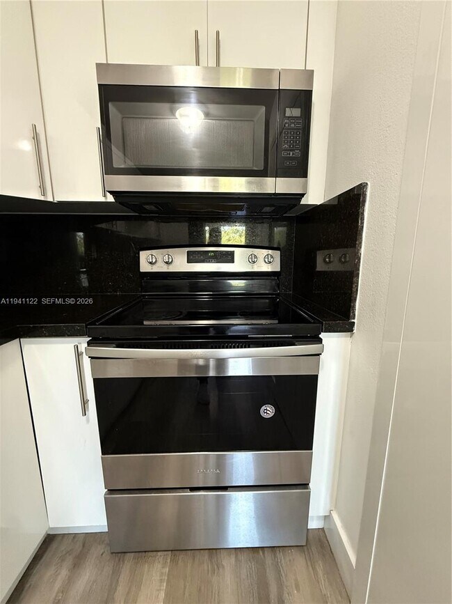 Building Photo - 10000 NW 80th Ct