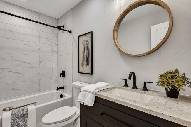 Building Photo - Fully renovated home in Charleston!
