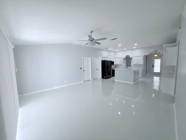 Building Photo - 465 Haversham Rd