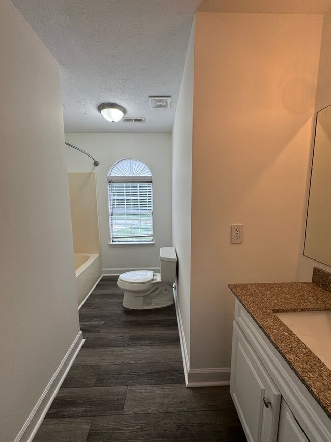 Building Photo - Conveniently Located 3 Bed 2.5 Bath Home i...