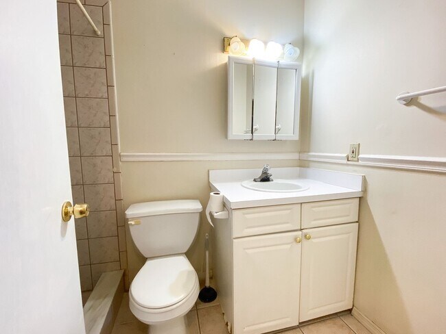 Building Photo - 2 Bedroom, 2 bathroom condo For Rent in To...