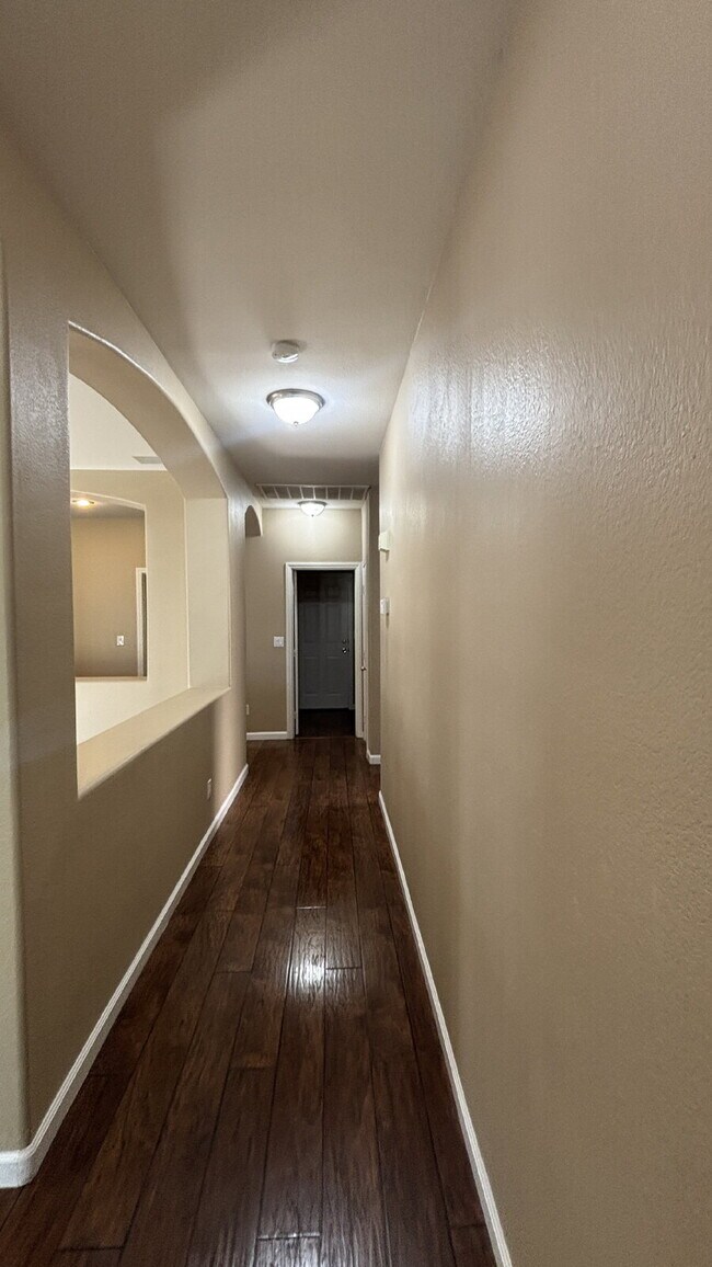 Building Photo - 3 BED, 2 bath, Single Story