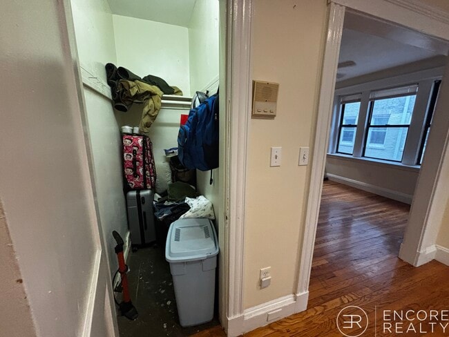 Building Photo - 240 Kelton St