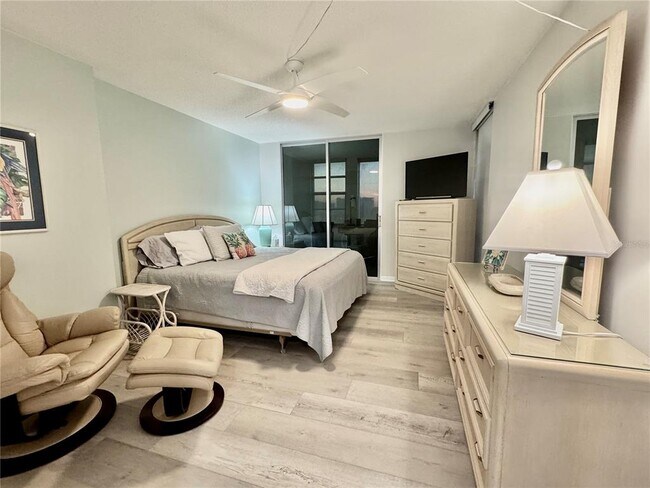Building Photo - 7400 Sun Island Dr S