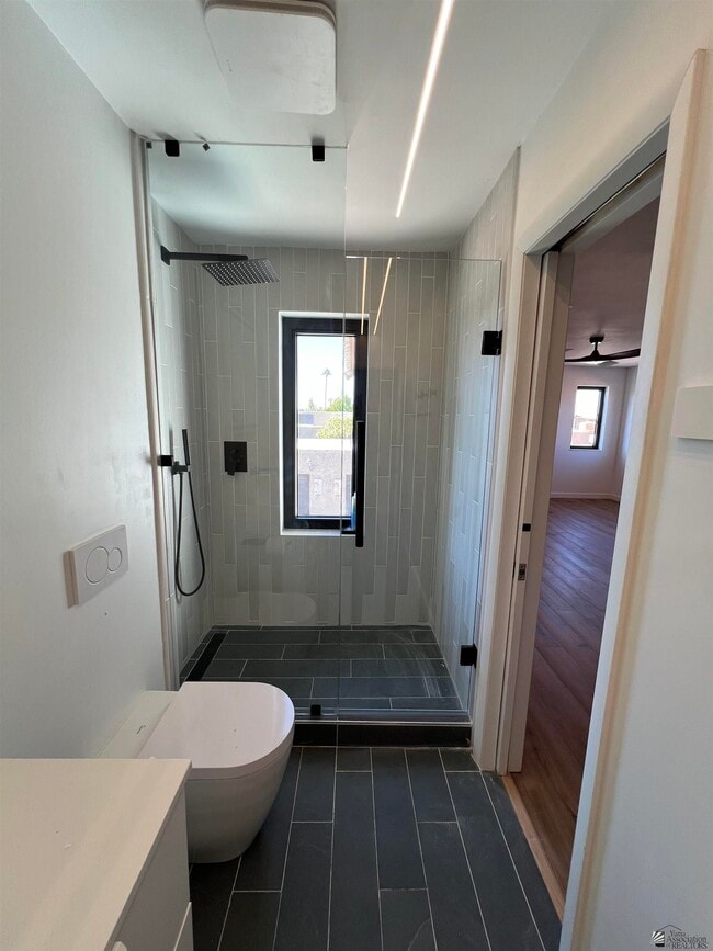 Building Photo - 995 W 35th St