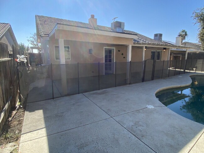 Building Photo - 4 Bed, 2 Bath beautiful home with pool