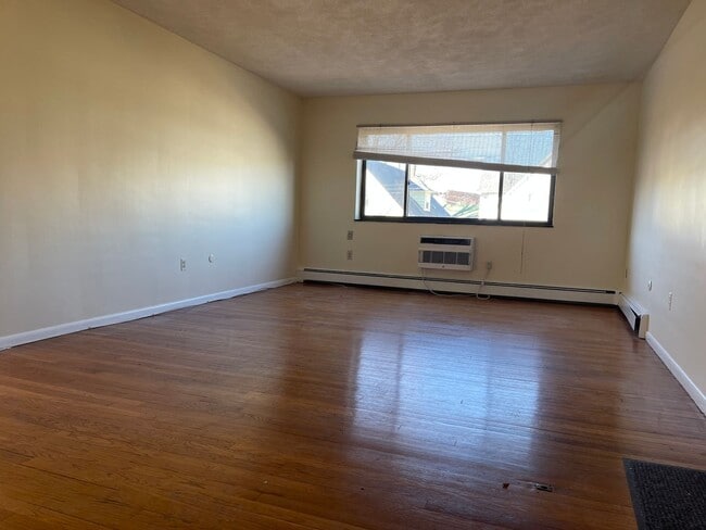 Building Photo - VERY  Spacious Sunny  2 bed Heat Hw parking Inc Close to train and 57/66 bus Heat HW I6. or 9.1