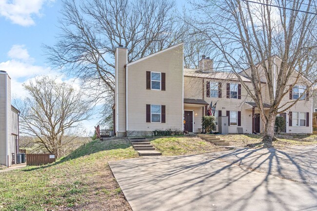 Building Photo - 923 Kingsbury Dr