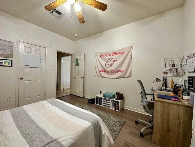 Building Photo - 4/4 Duplex Near Baylor!