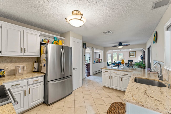 Building Photo - 8 Glenview Dr