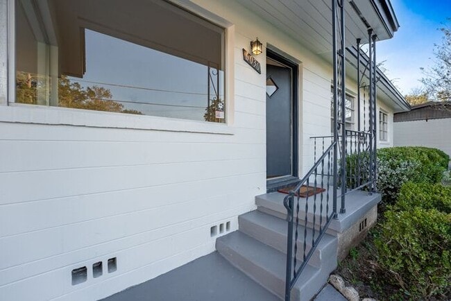 Building Photo - Gorgeous 3/2 Home