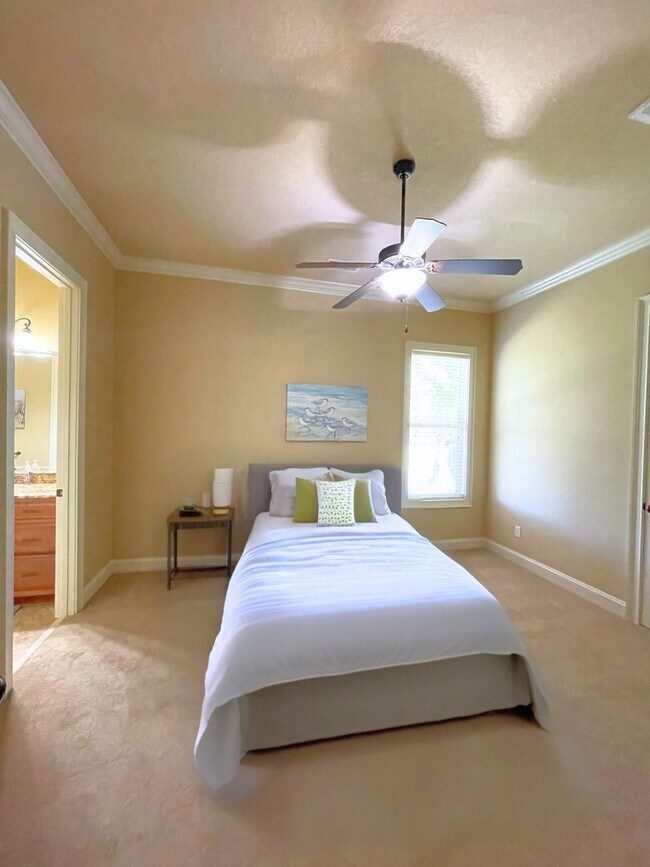 Building Photo - Luxury 3BR/3.5BA + Office in Winding River...