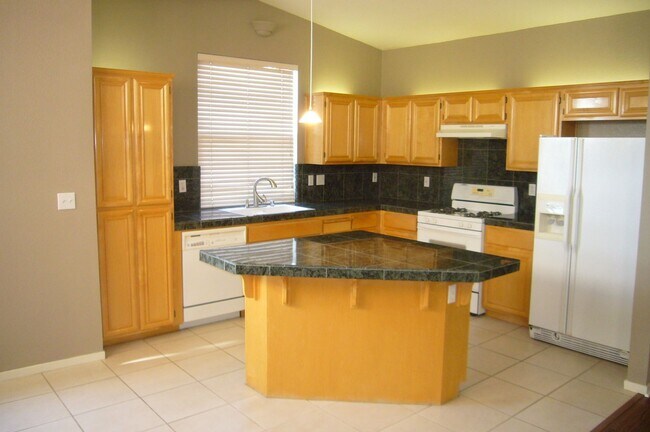 Building Photo - Spacious Townhome with High Ceilings in a Prime Commuter Location