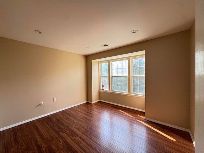 Building Photo - 40 Cottonwood St